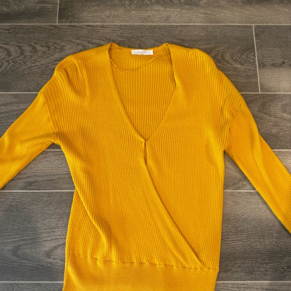 Elodie mustard yellow ribbed v neck fitted top women’s size M long sleeve